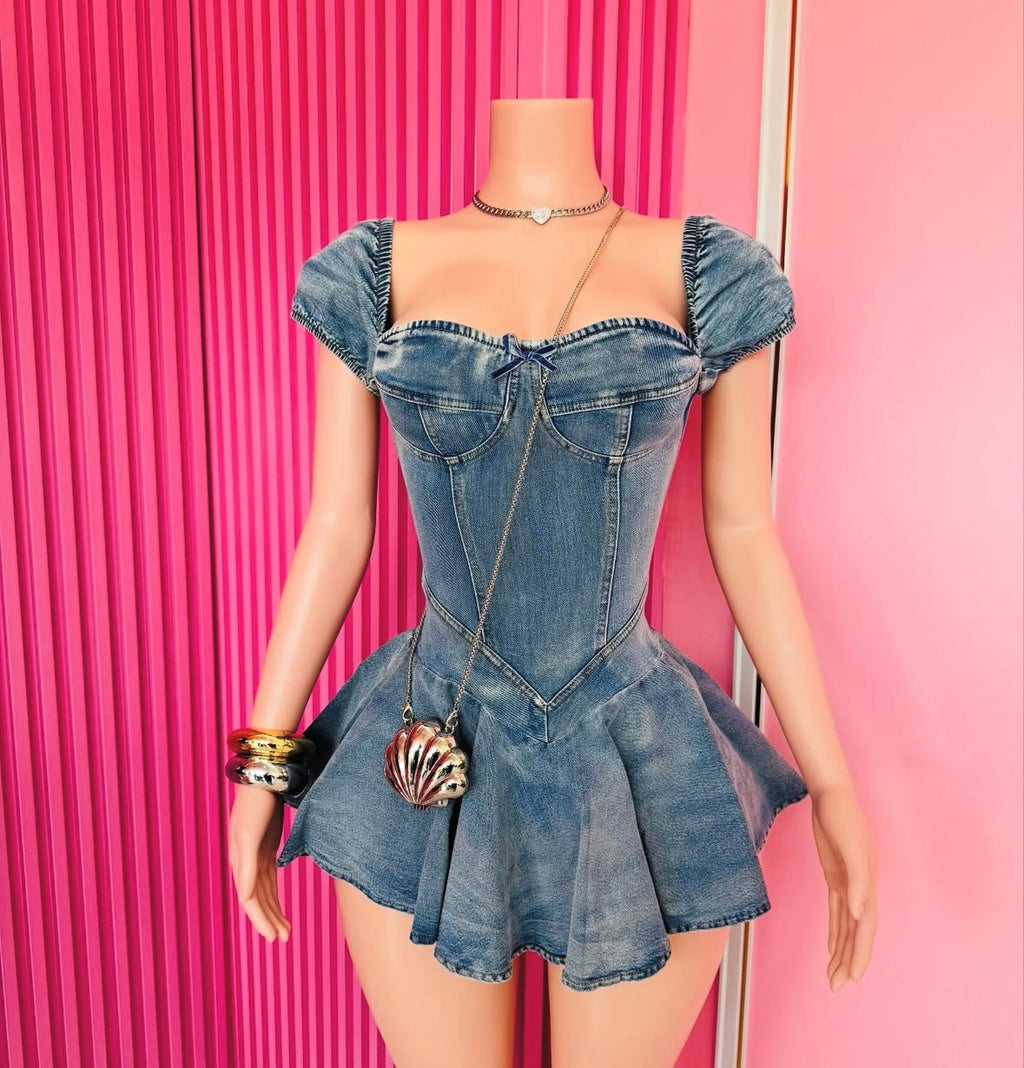 Una muñeca con vestido de mezclilla
