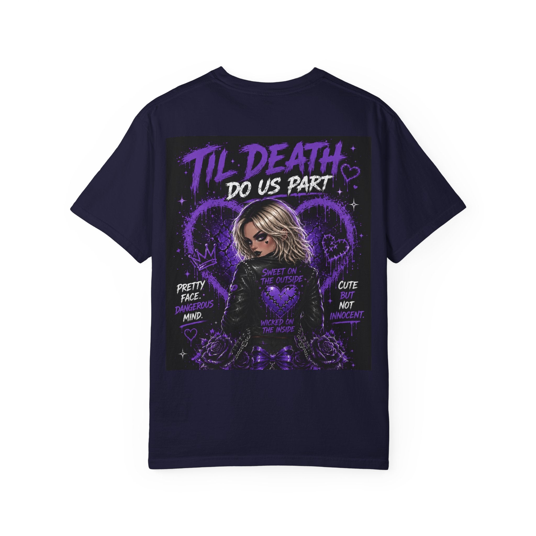 Camiseta "Cute But Cursed" de Pretty Dangerous — Camiseta gráfica gótica morada