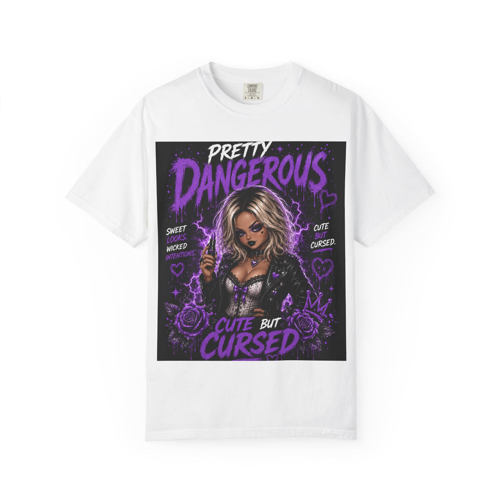 Camiseta "Cute But Cursed" de Pretty Dangerous — Camiseta gráfica gótica morada