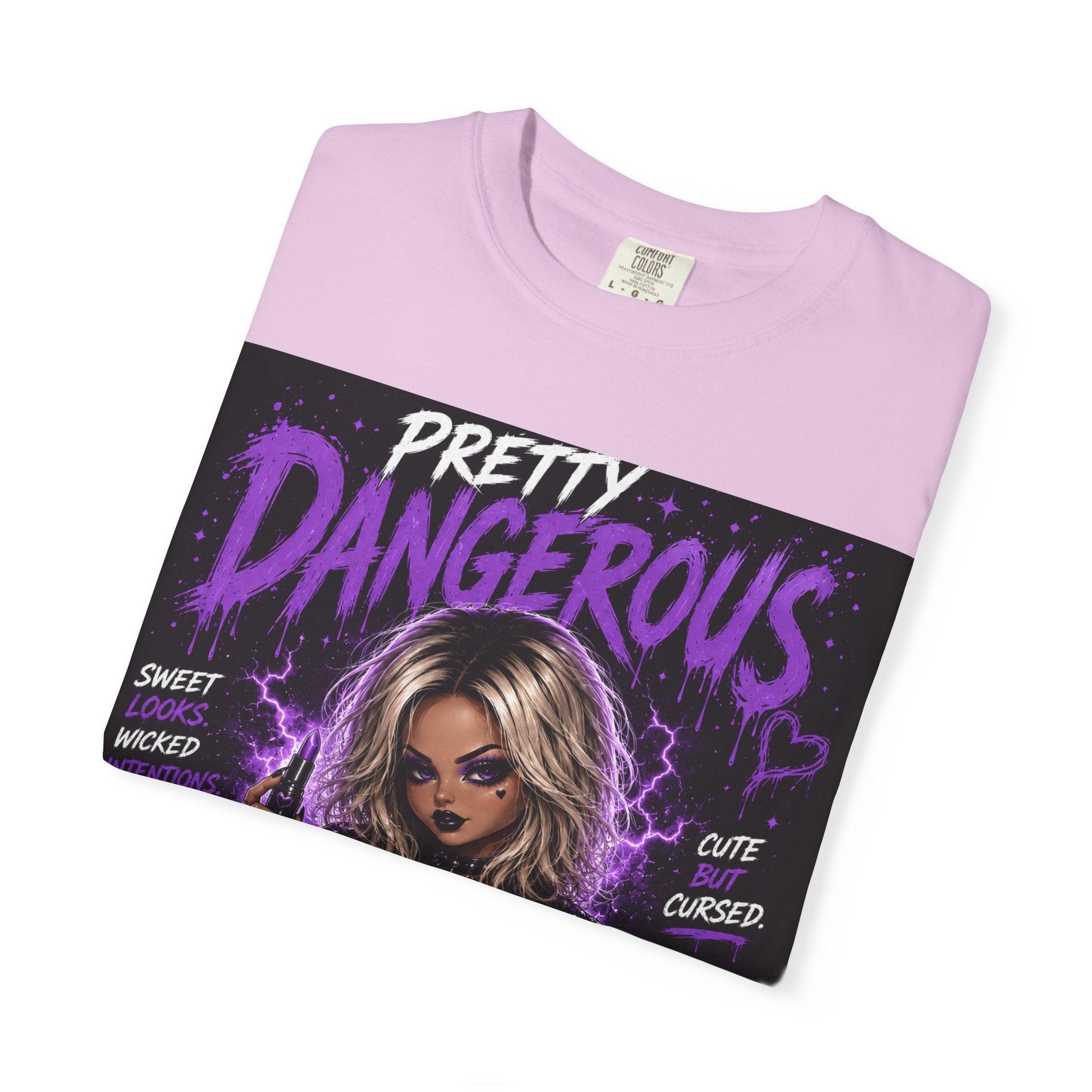 Camiseta "Cute But Cursed" de Pretty Dangerous — Camiseta gráfica gótica morada