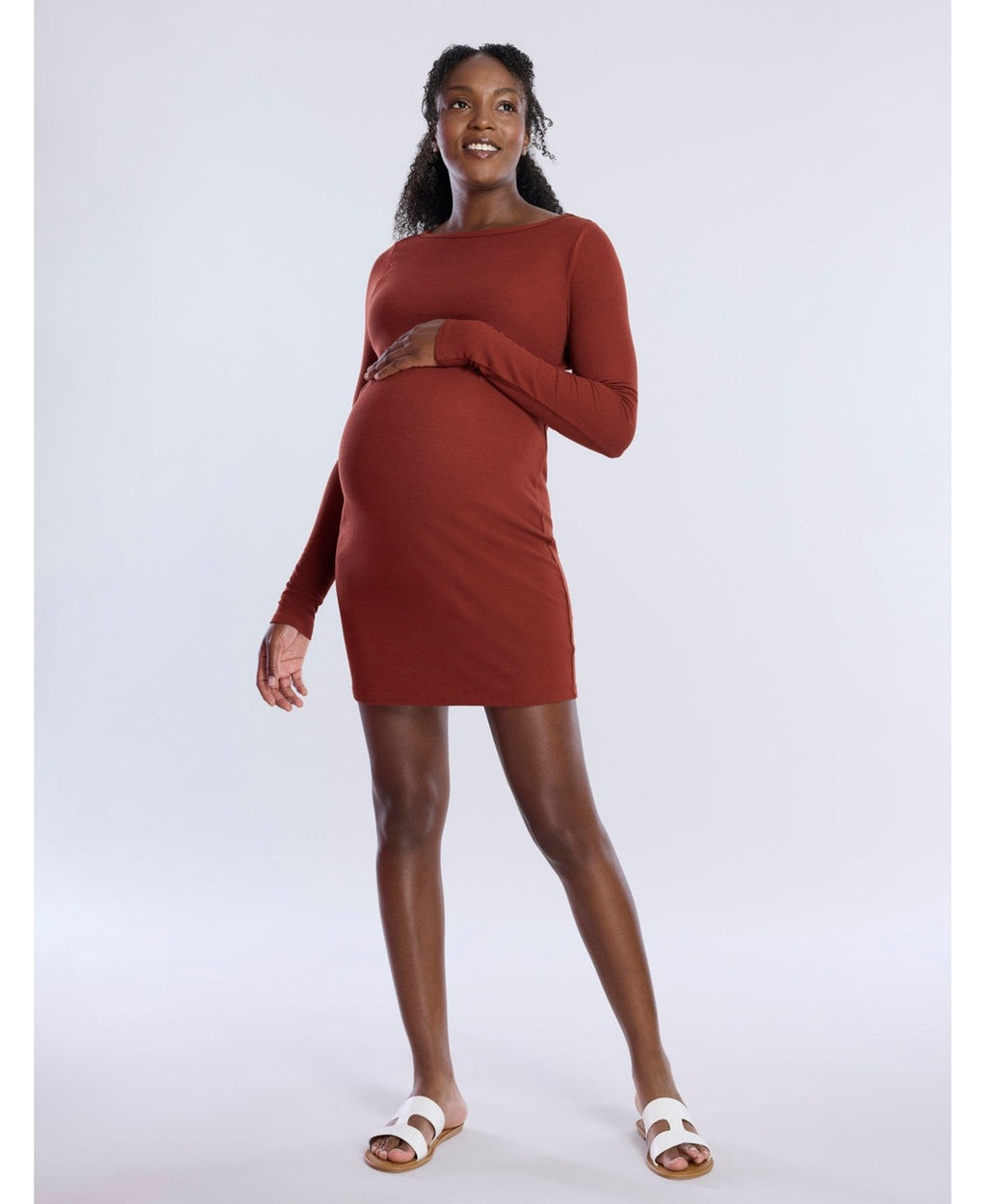 Vestido mini de punto acanalado de manga larga con cuello redondo Maternity de Motherhood Maternity, Talla