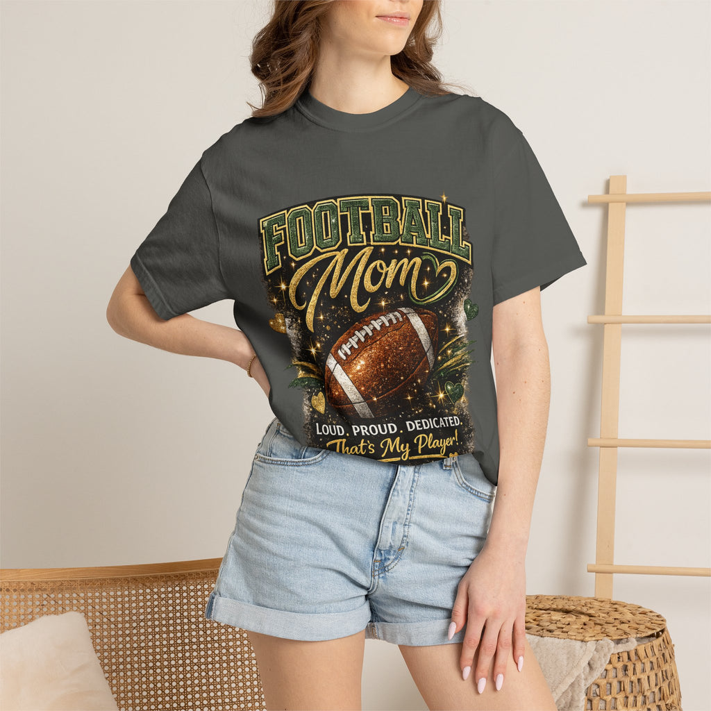 Camiseta de mamá de fútbol — Regalo de mamá de fútbol ruidosa, orgullosa y dedicada