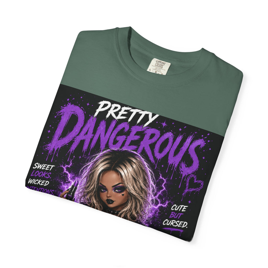 Camiseta "Cute But Cursed" de Pretty Dangerous — Camiseta gráfica gótica morada