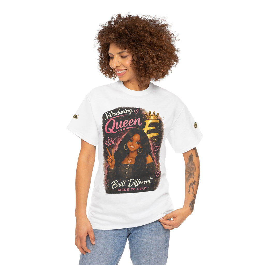 Camiseta — Camiseta gráfica afrocéntrica "Introducing Queen E" — Hecha diferente, Buenas vibraciones