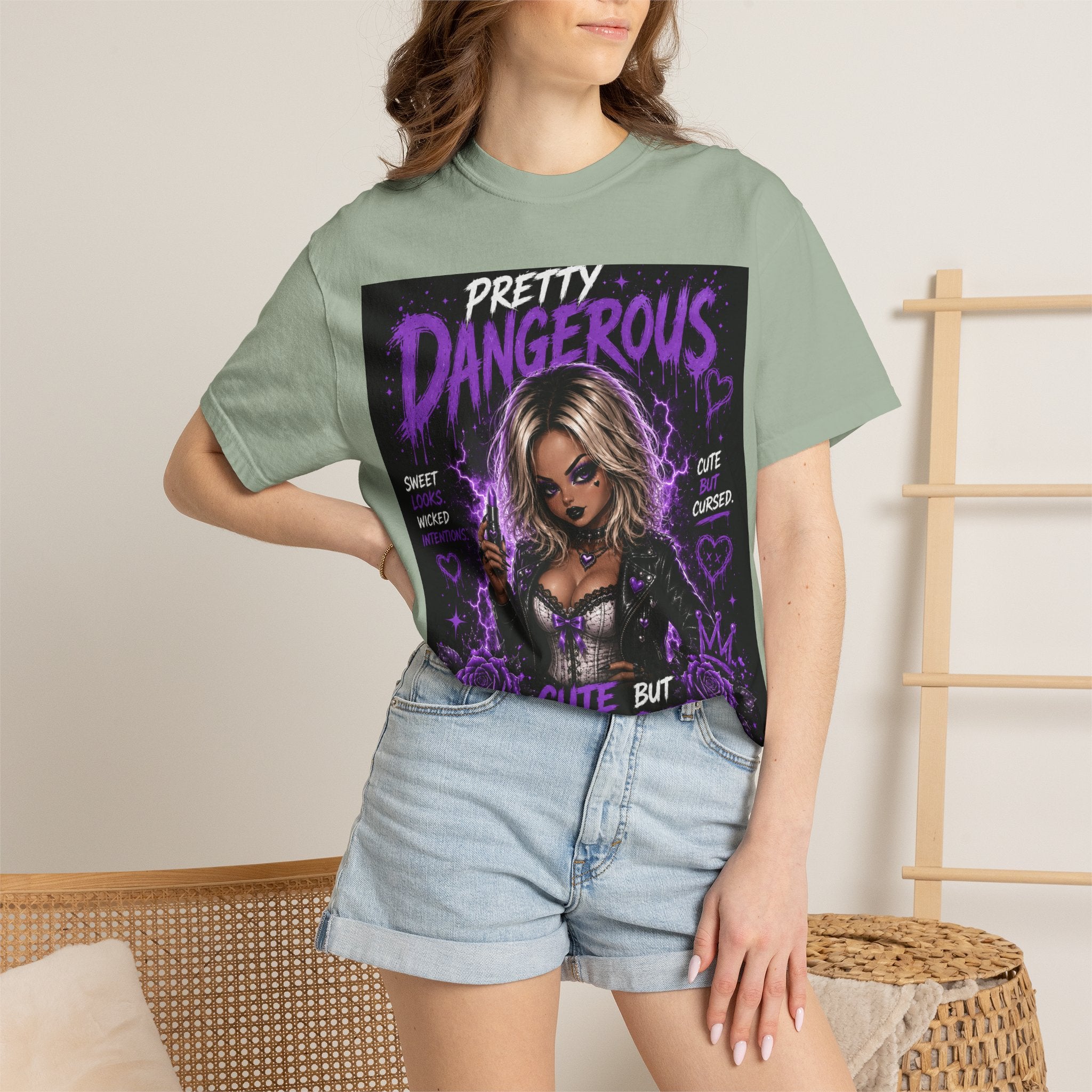 Camiseta "Cute But Cursed" de Pretty Dangerous — Camiseta gráfica gótica morada