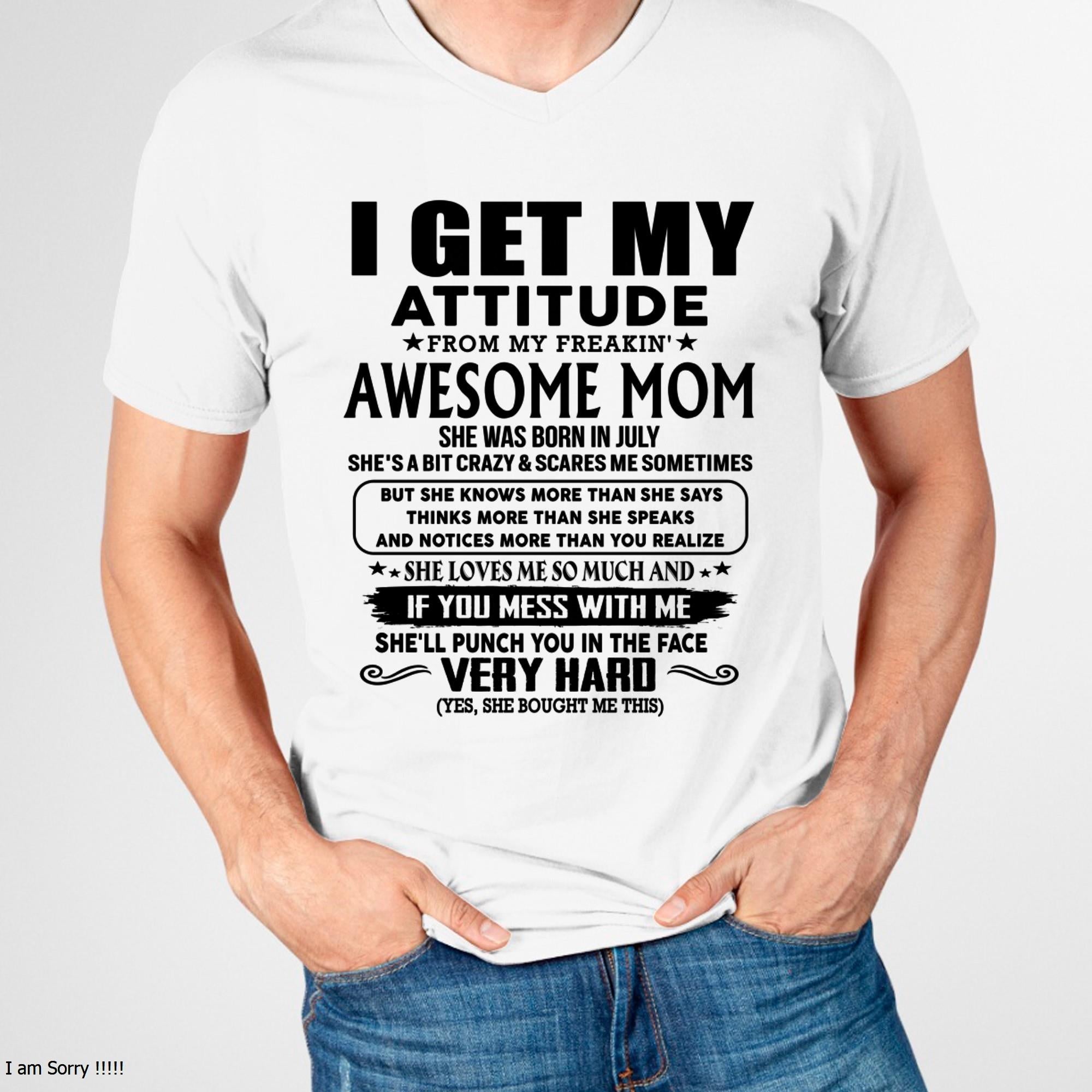 Julio - Gracias Mamá - MI ACTITUD VIENE DE MI JODIDAMENTE INCREÍBLE MAMÁ - Regalo para Hijo e Hija de Mamá - NGHL07 (SKU-TMD-CU-07)