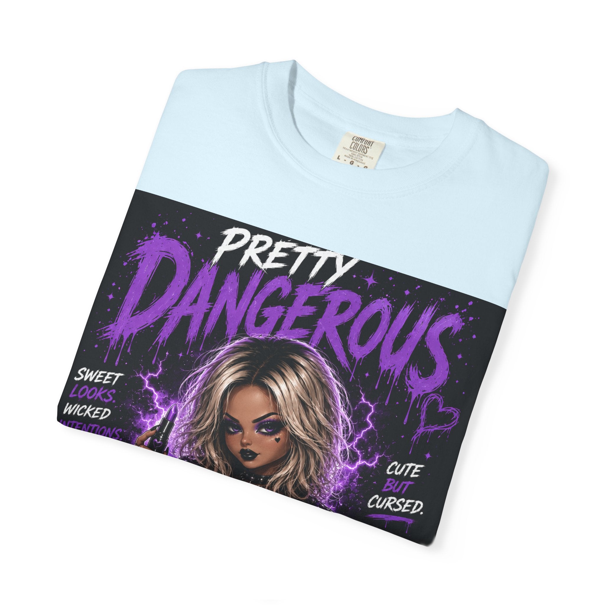 Camiseta "Cute But Cursed" de Pretty Dangerous — Camiseta gráfica gótica morada