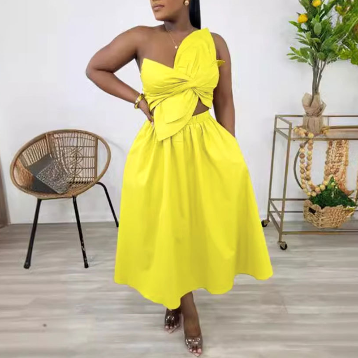Vestido sexy liso con escote de un hombro fruncido, pétalos huecos y aberturas.