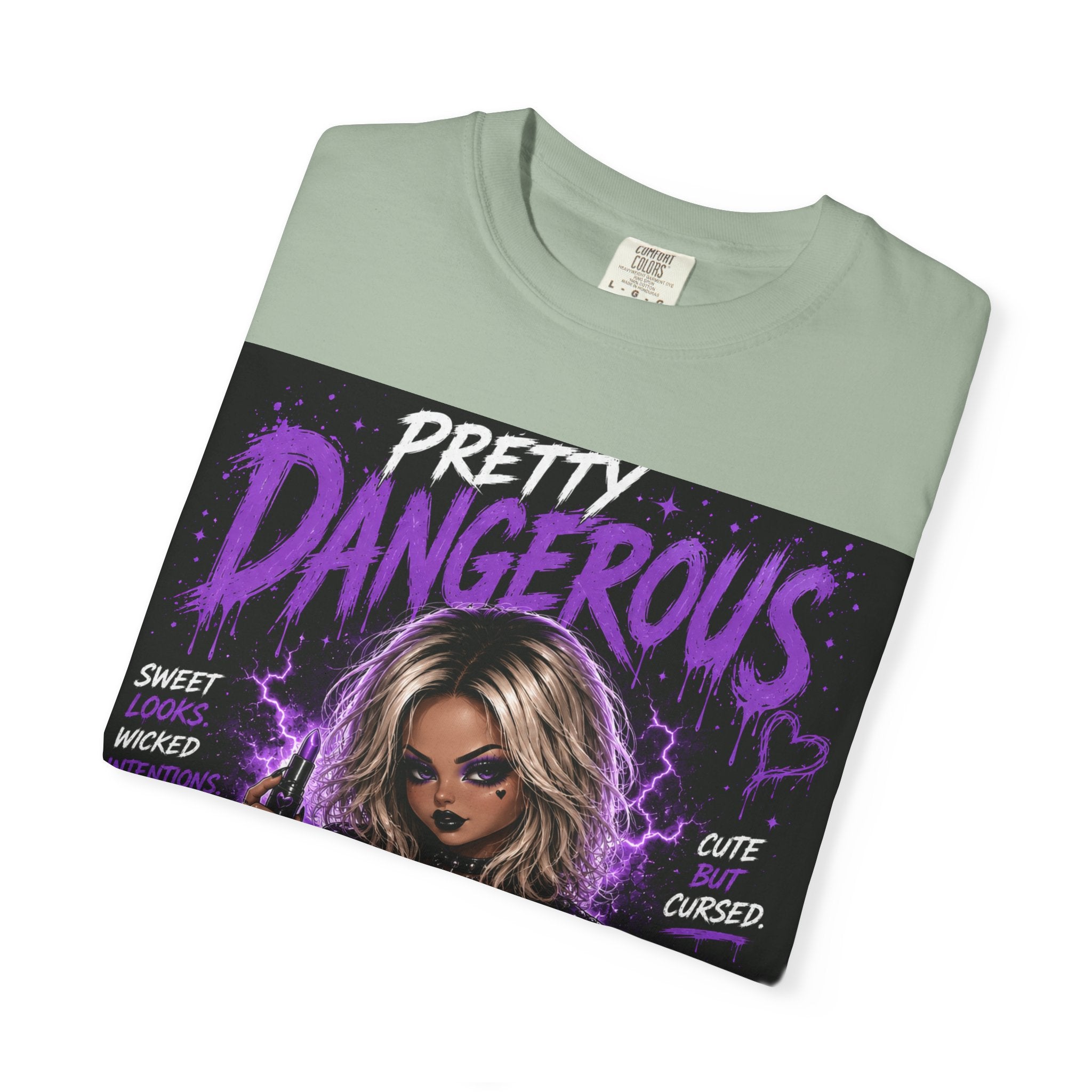 Camiseta "Cute But Cursed" de Pretty Dangerous — Camiseta gráfica gótica morada