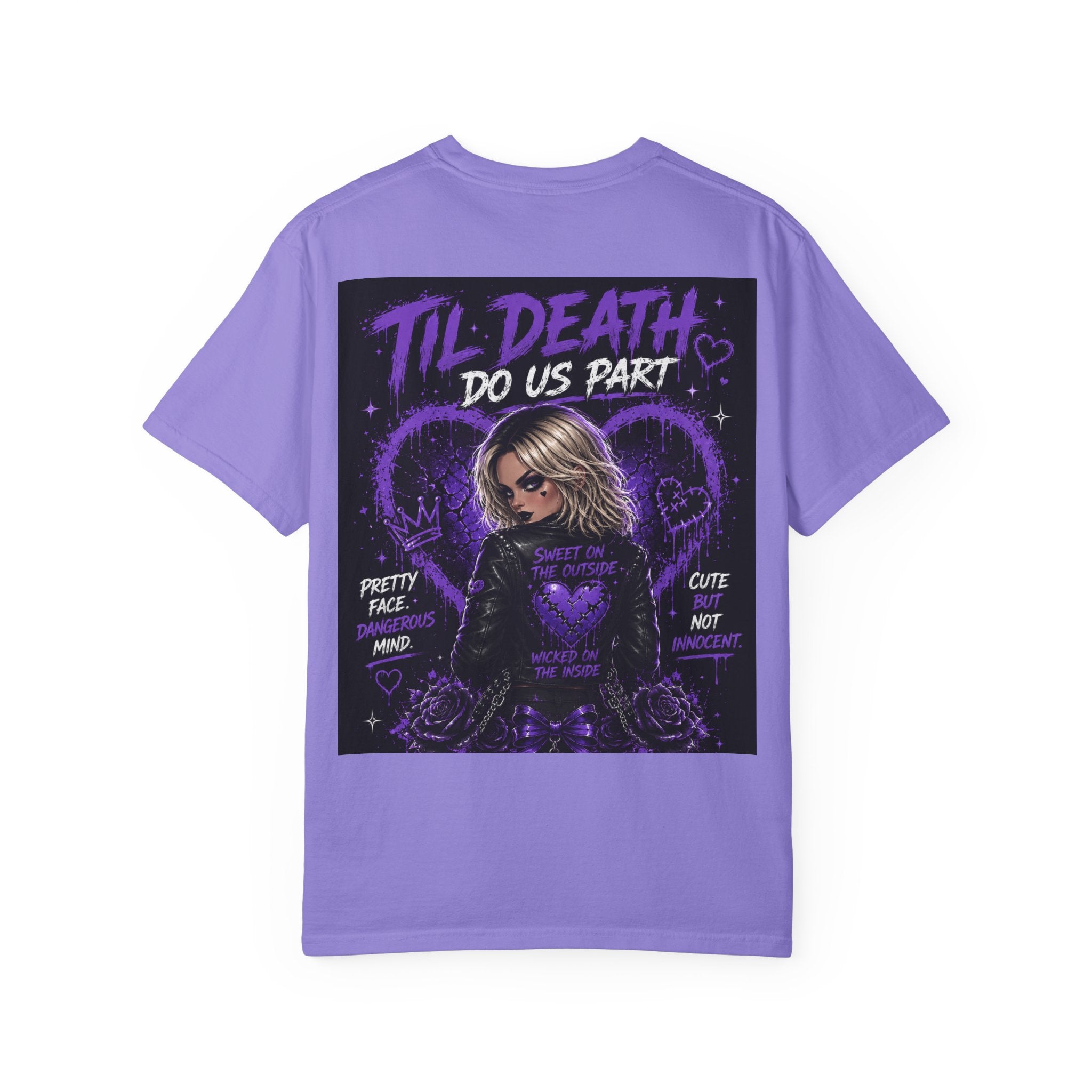 Camiseta "Cute But Cursed" de Pretty Dangerous — Camiseta gráfica gótica morada