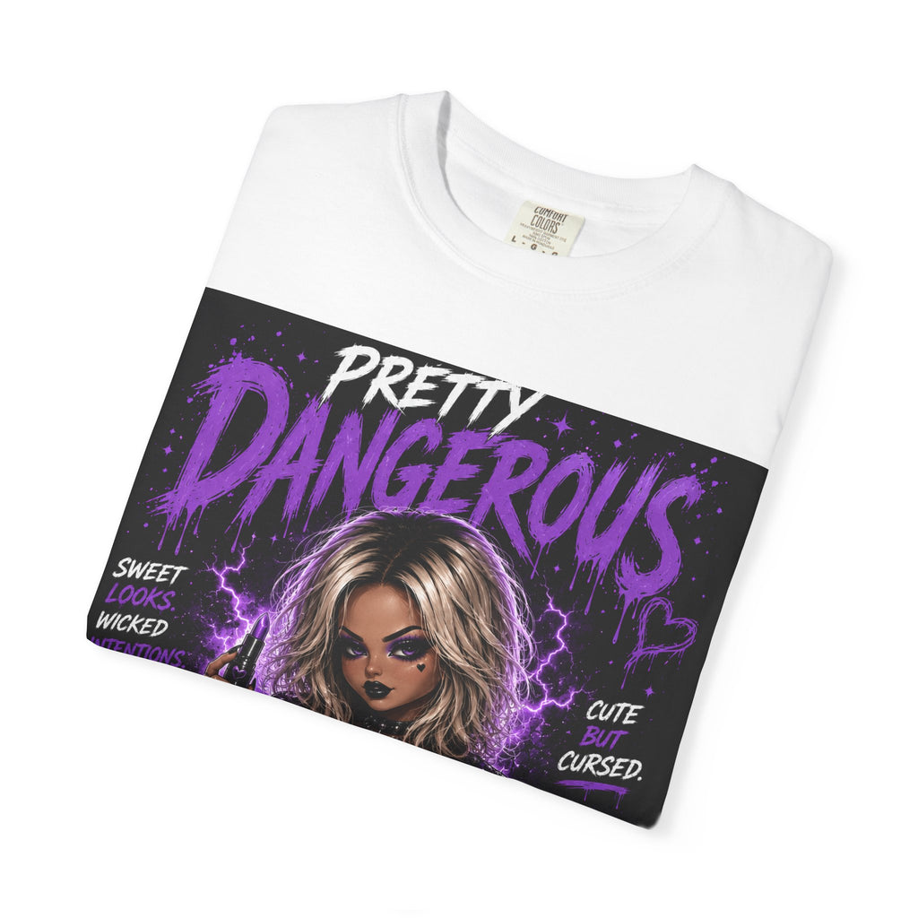 Camiseta "Cute But Cursed" de Pretty Dangerous — Camiseta gráfica gótica morada