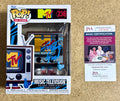 El músico Scooter Ward de Cold (banda) firmó el Funko Pop #236 de MTV de 2024 con JSA COA