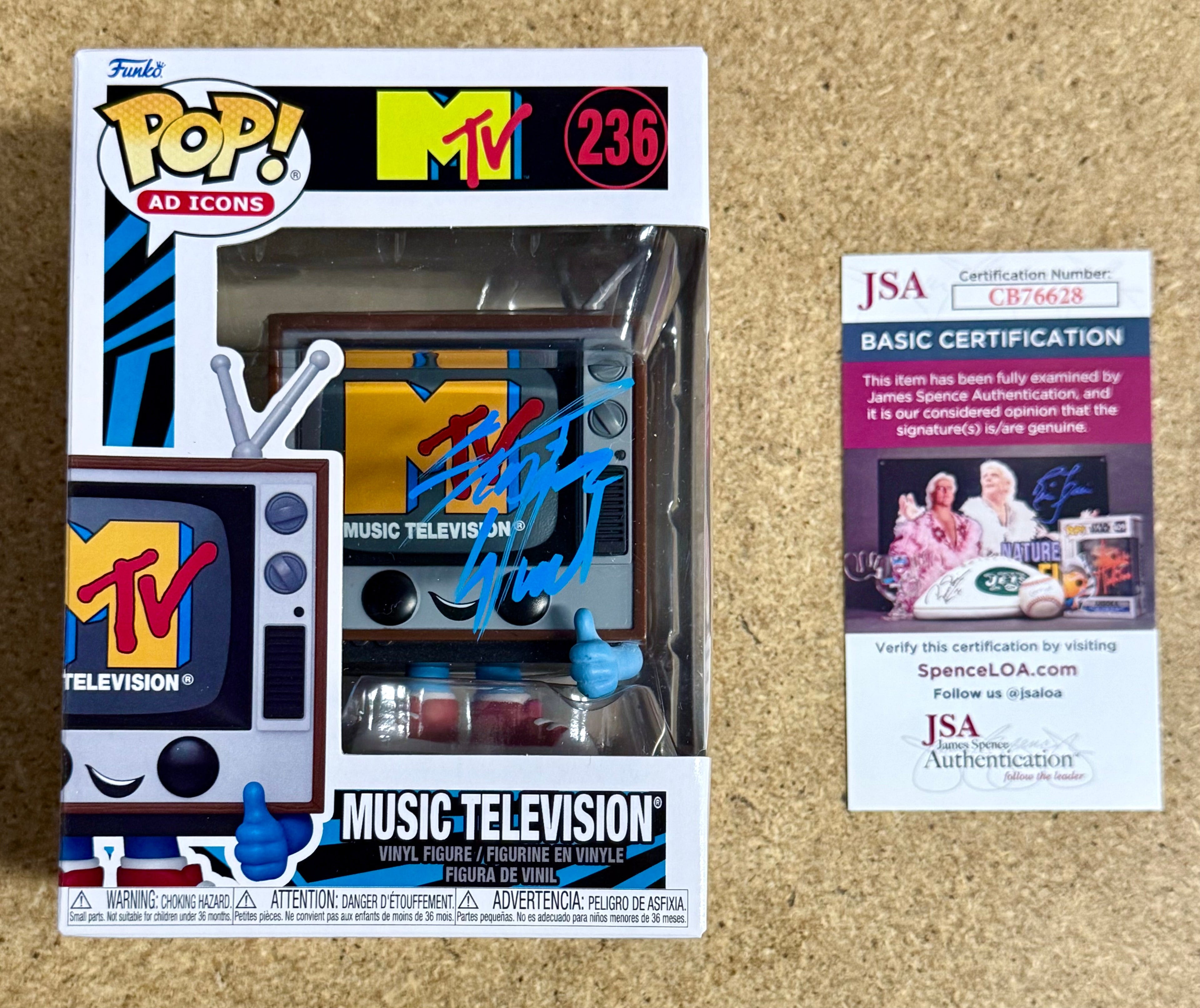 El músico Scooter Ward de Cold (banda) firmó el Funko Pop #236 de MTV de 2024 con JSA COA