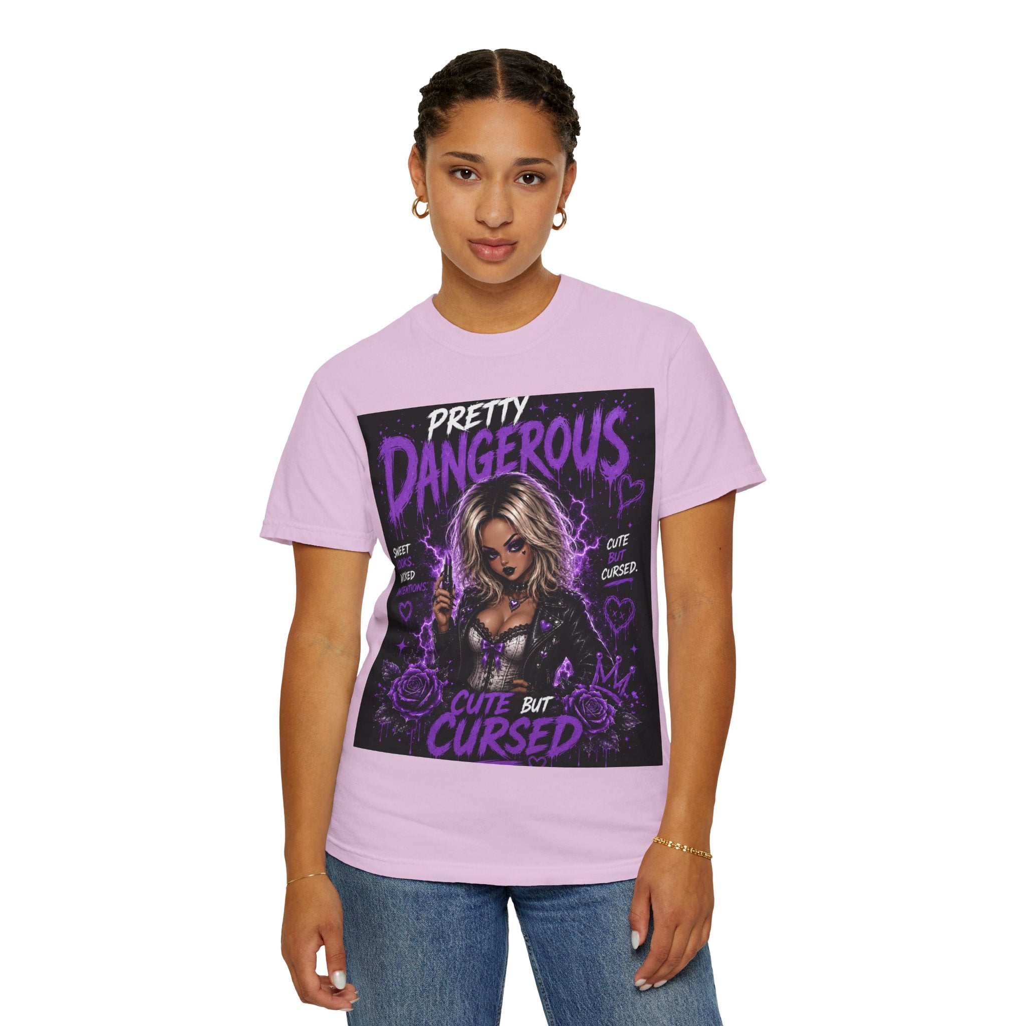 Camiseta "Cute But Cursed" de Pretty Dangerous — Camiseta gráfica gótica morada