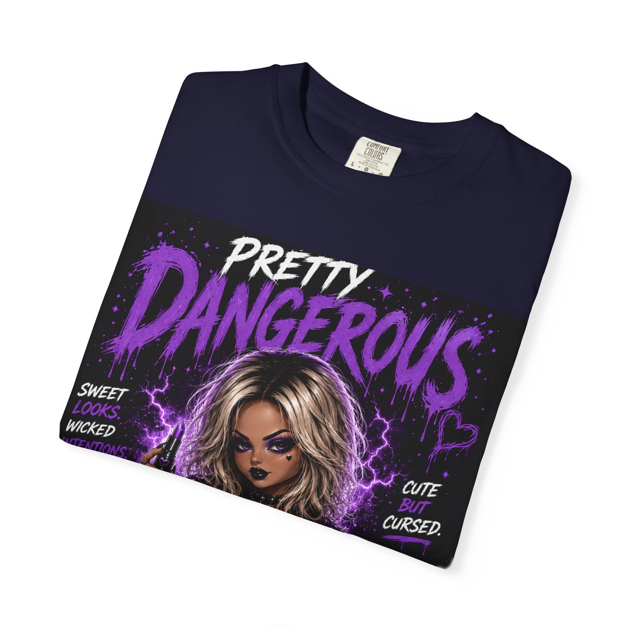 Camiseta "Cute But Cursed" de Pretty Dangerous — Camiseta gráfica gótica morada