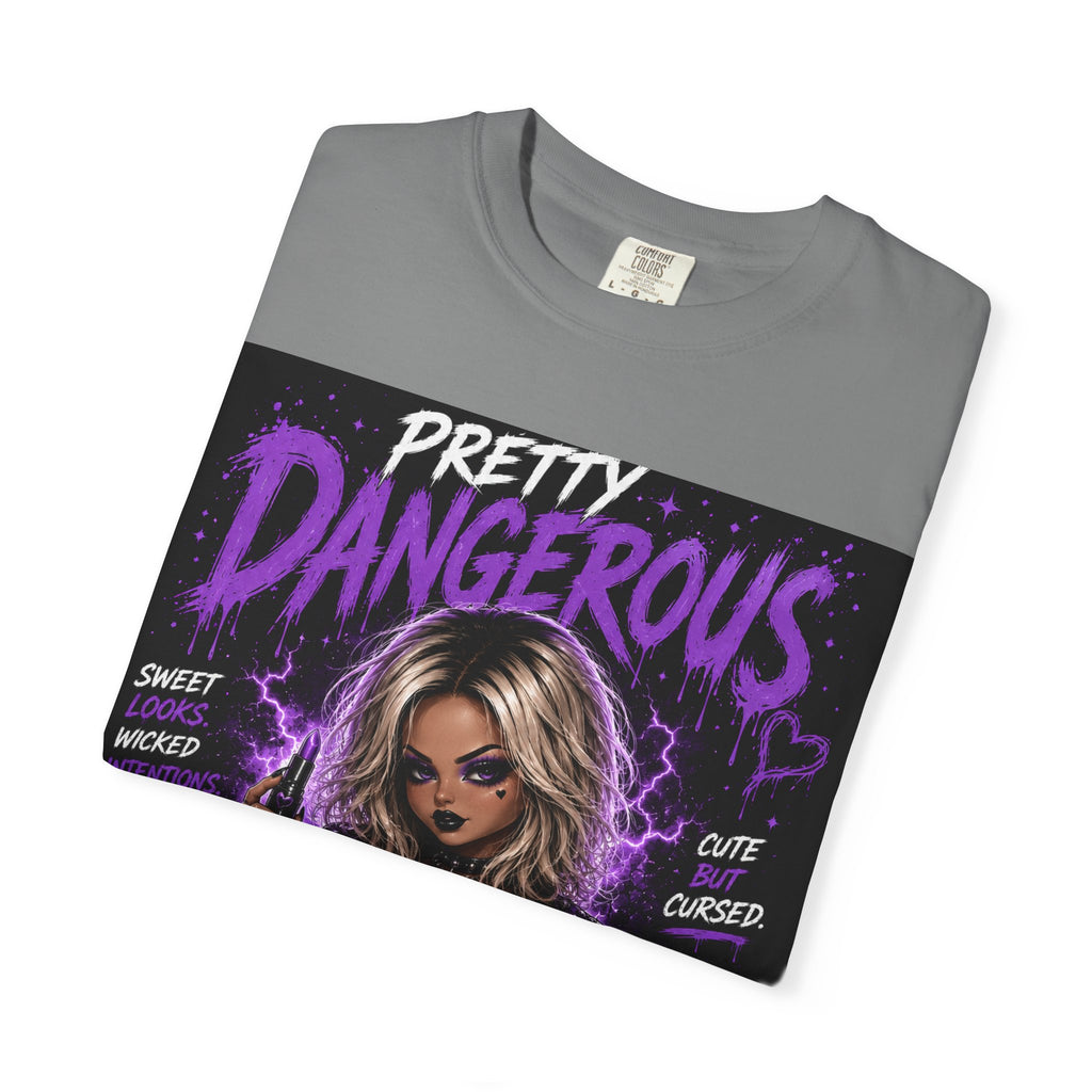 Camiseta "Cute But Cursed" de Pretty Dangerous — Camiseta gráfica gótica morada
