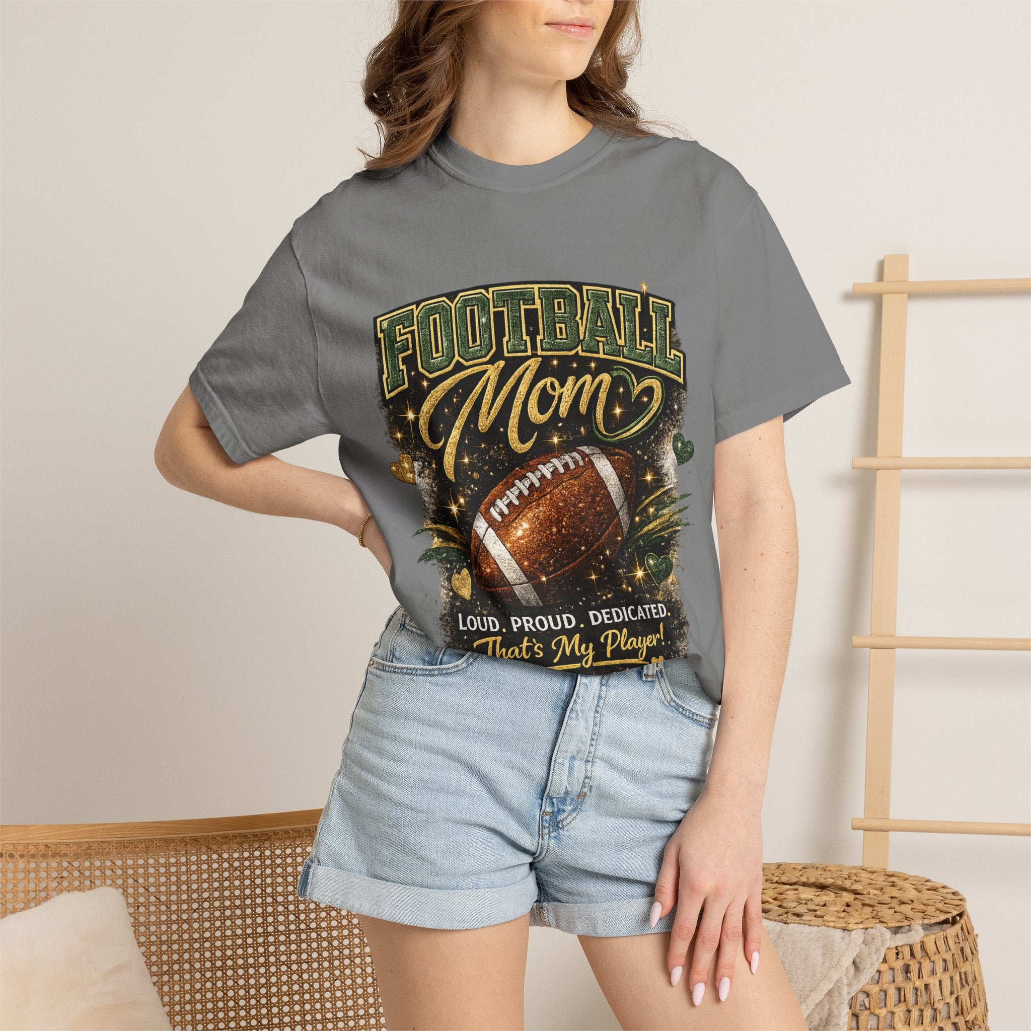 Camiseta de mamá de fútbol — Regalo de mamá de fútbol ruidosa, orgullosa y dedicada
