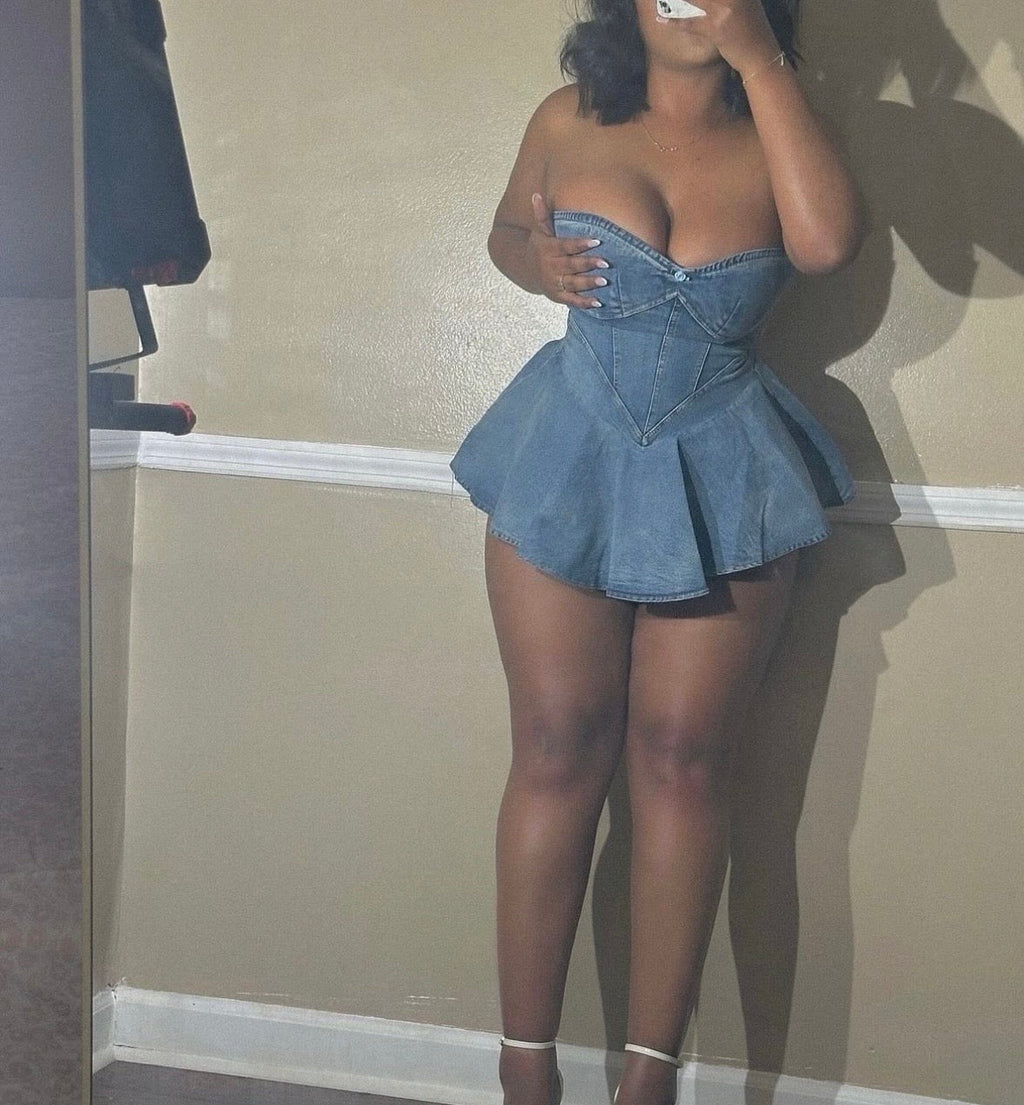 Una muñeca con vestido de mezclilla