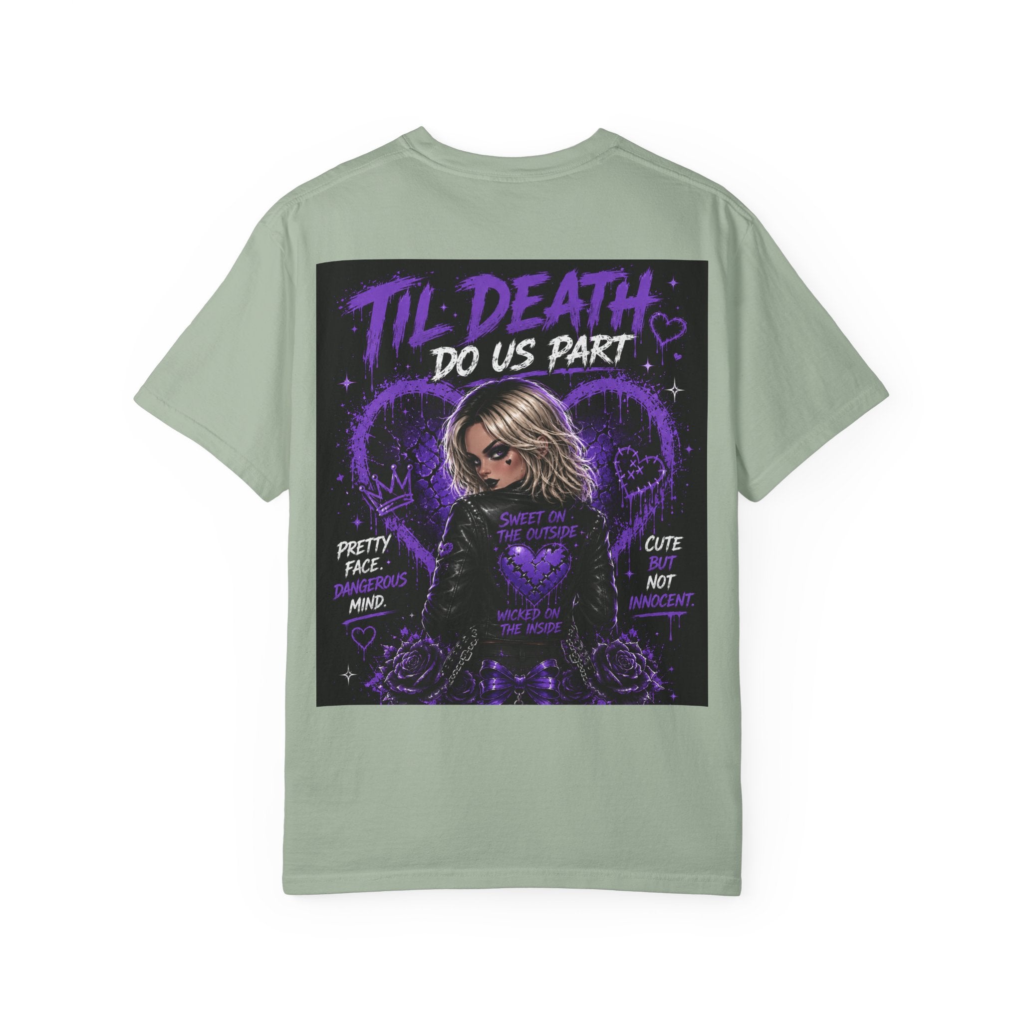 Camiseta "Cute But Cursed" de Pretty Dangerous — Camiseta gráfica gótica morada