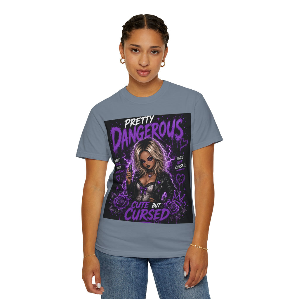 Camiseta "Cute But Cursed" de Pretty Dangerous — Camiseta gráfica gótica morada