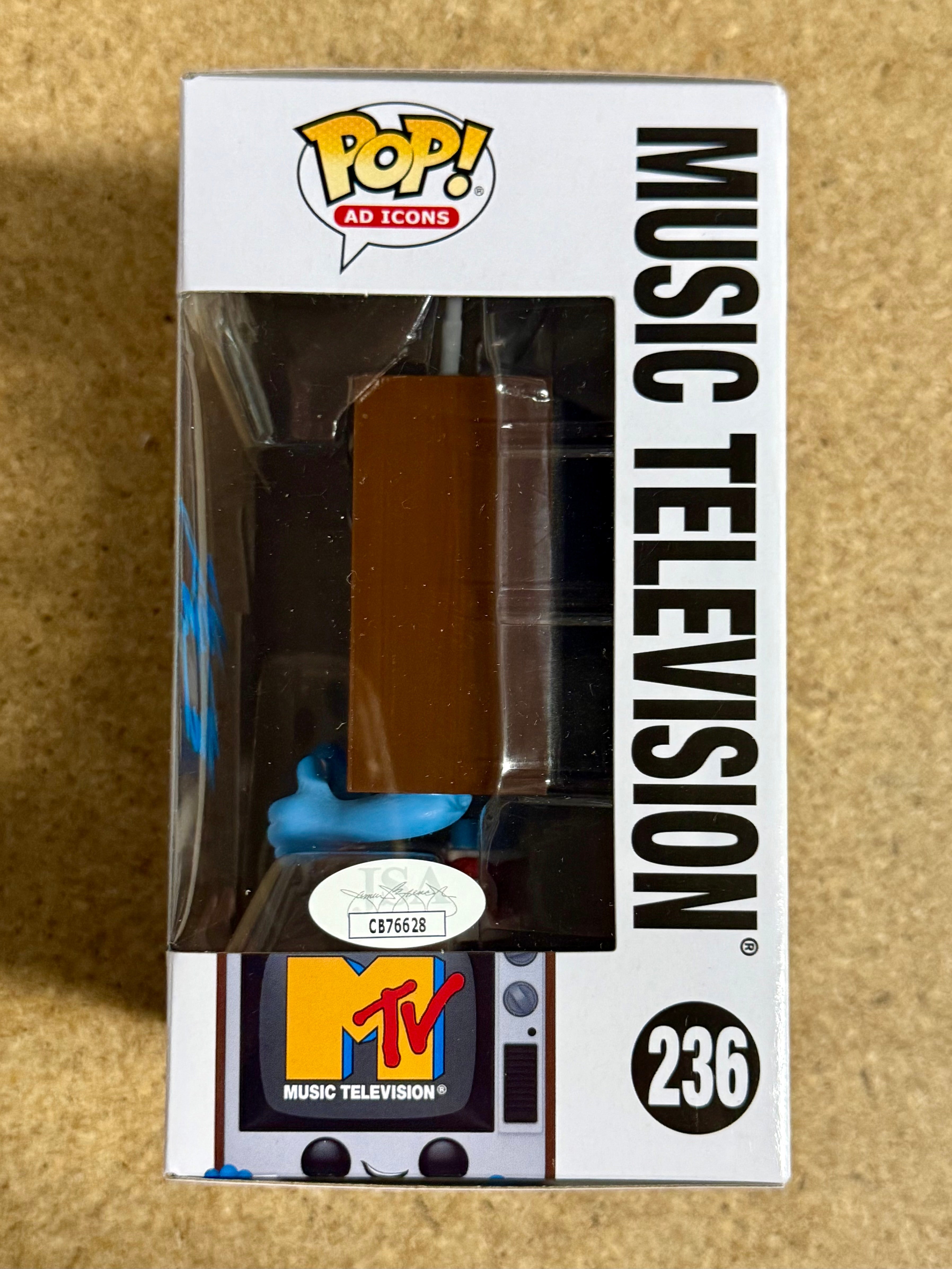 El músico Scooter Ward de Cold (banda) firmó el Funko Pop #236 de MTV de 2024 con JSA COA
