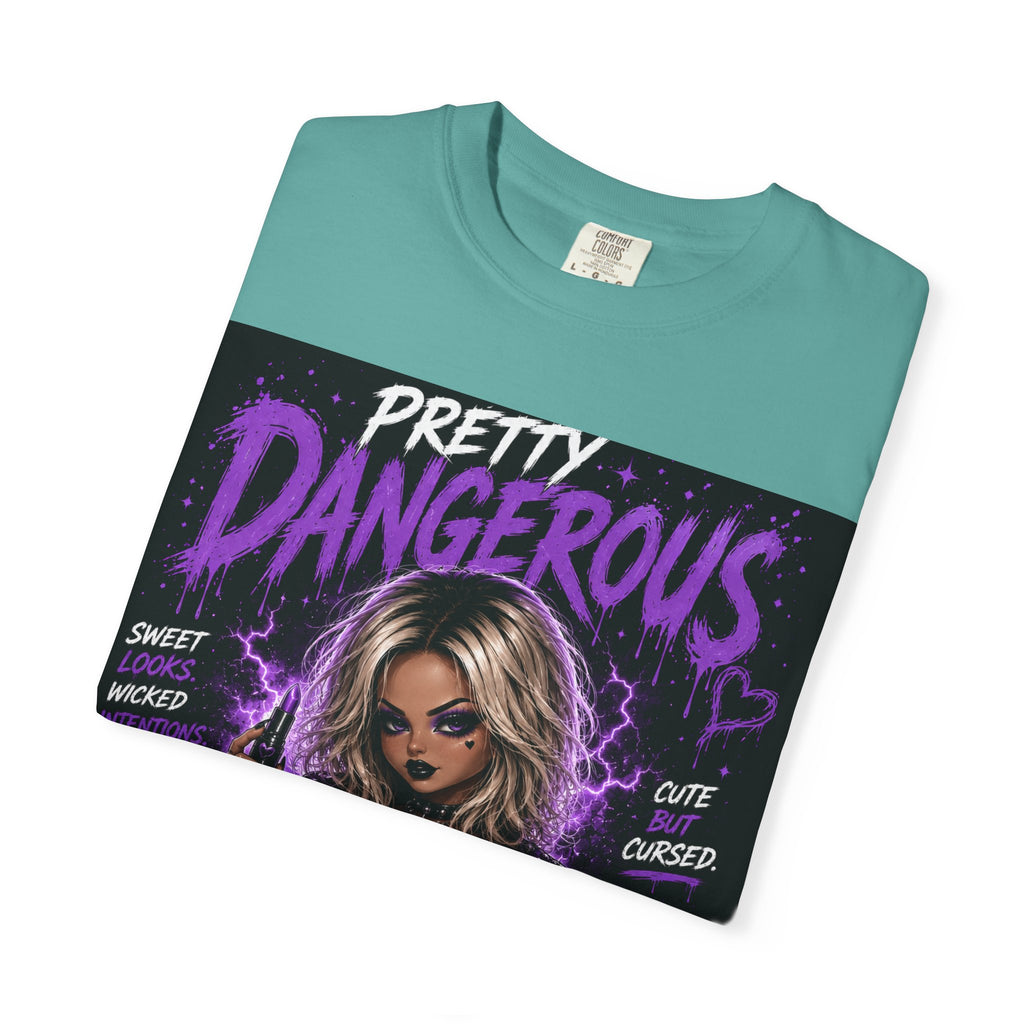 Camiseta "Cute But Cursed" de Pretty Dangerous — Camiseta gráfica gótica morada