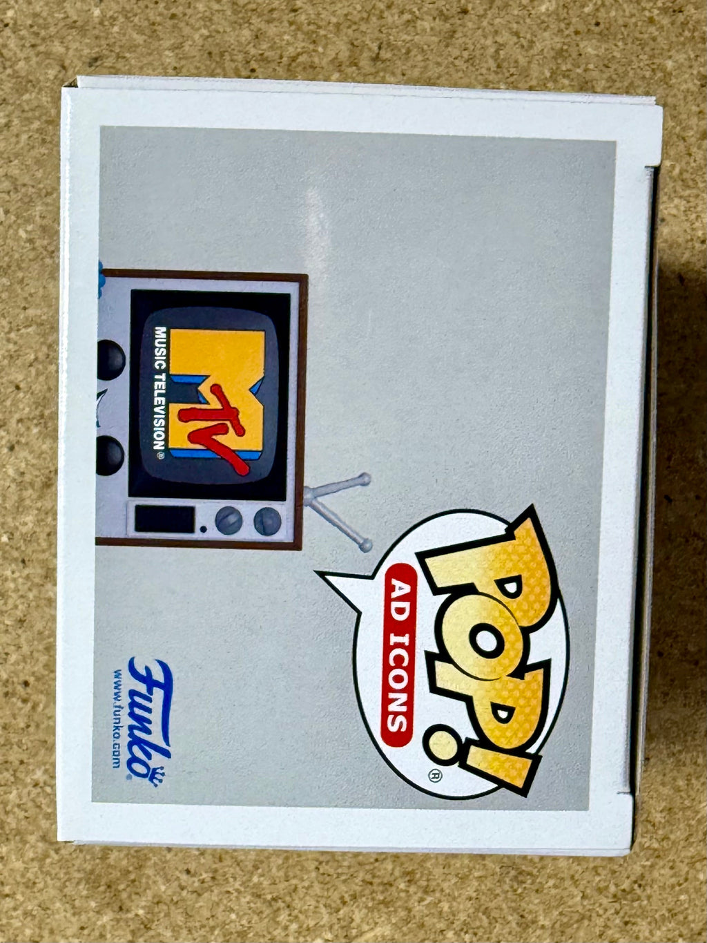 El músico Scooter Ward de Cold (banda) firmó el Funko Pop #236 de MTV de 2024 con JSA COA