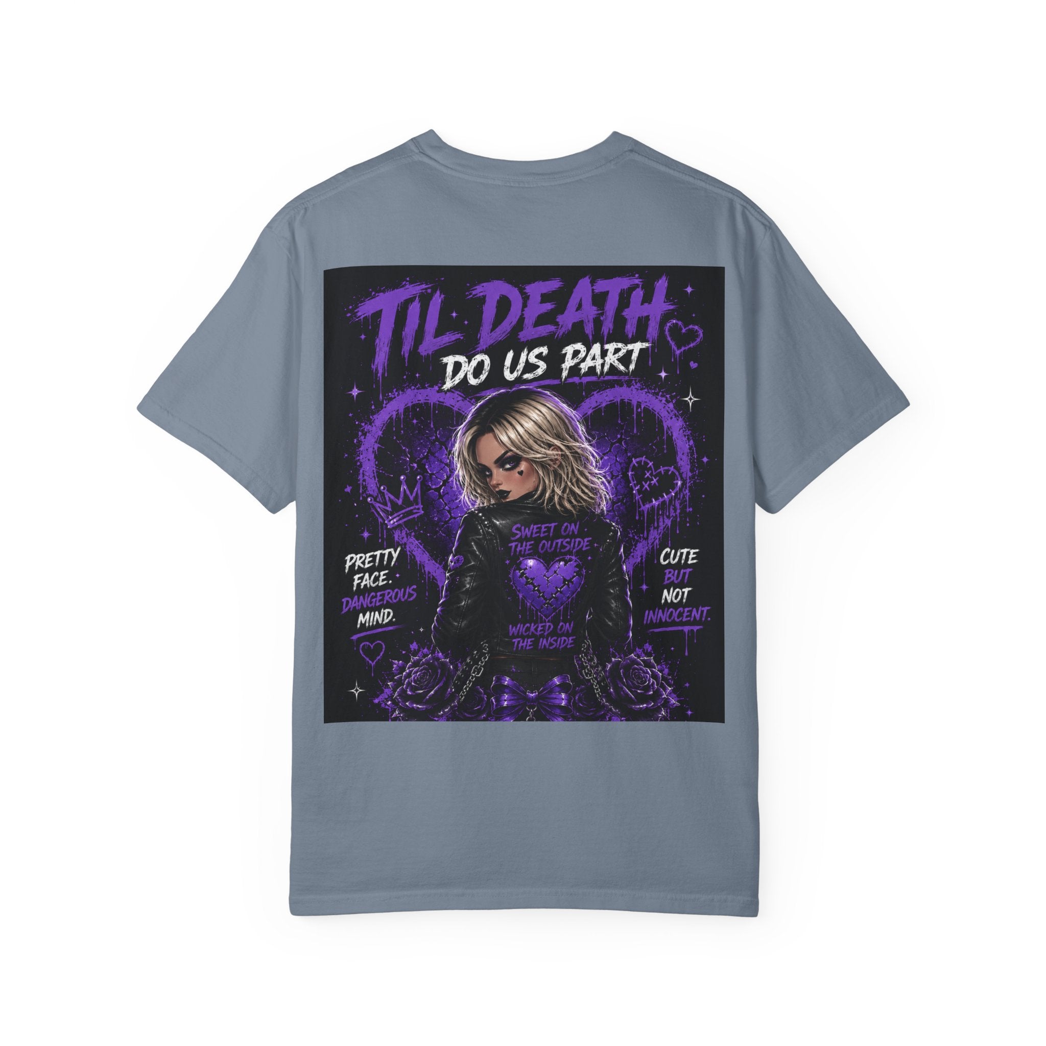 Camiseta "Cute But Cursed" de Pretty Dangerous — Camiseta gráfica gótica morada