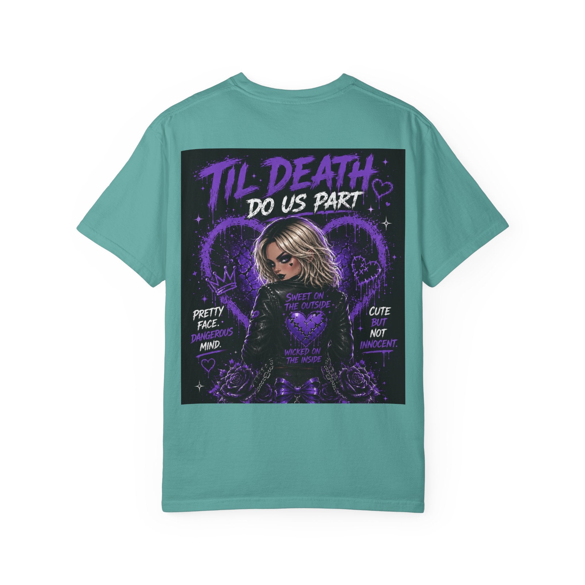 Camiseta "Cute But Cursed" de Pretty Dangerous — Camiseta gráfica gótica morada