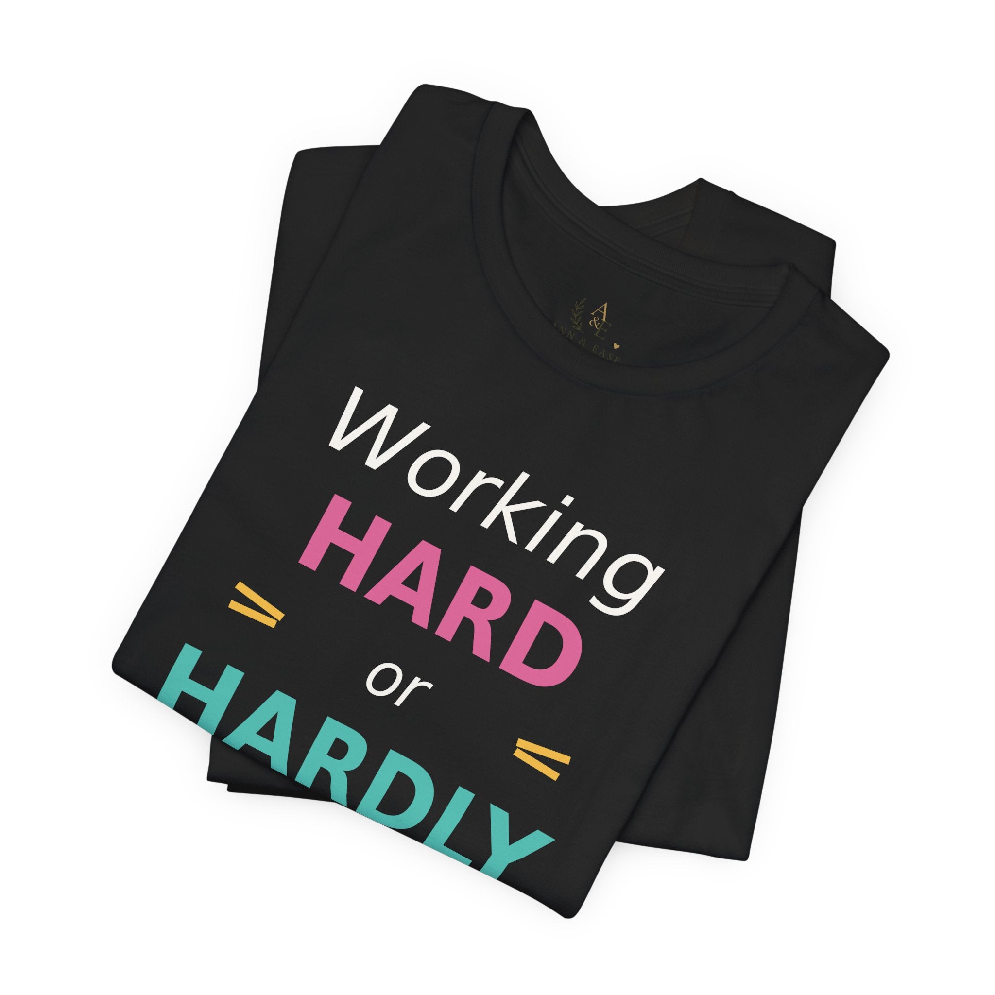 ¿Trabajando duro o casi sin trabajar? Camiseta - Divertida camiseta gráfica motivacional