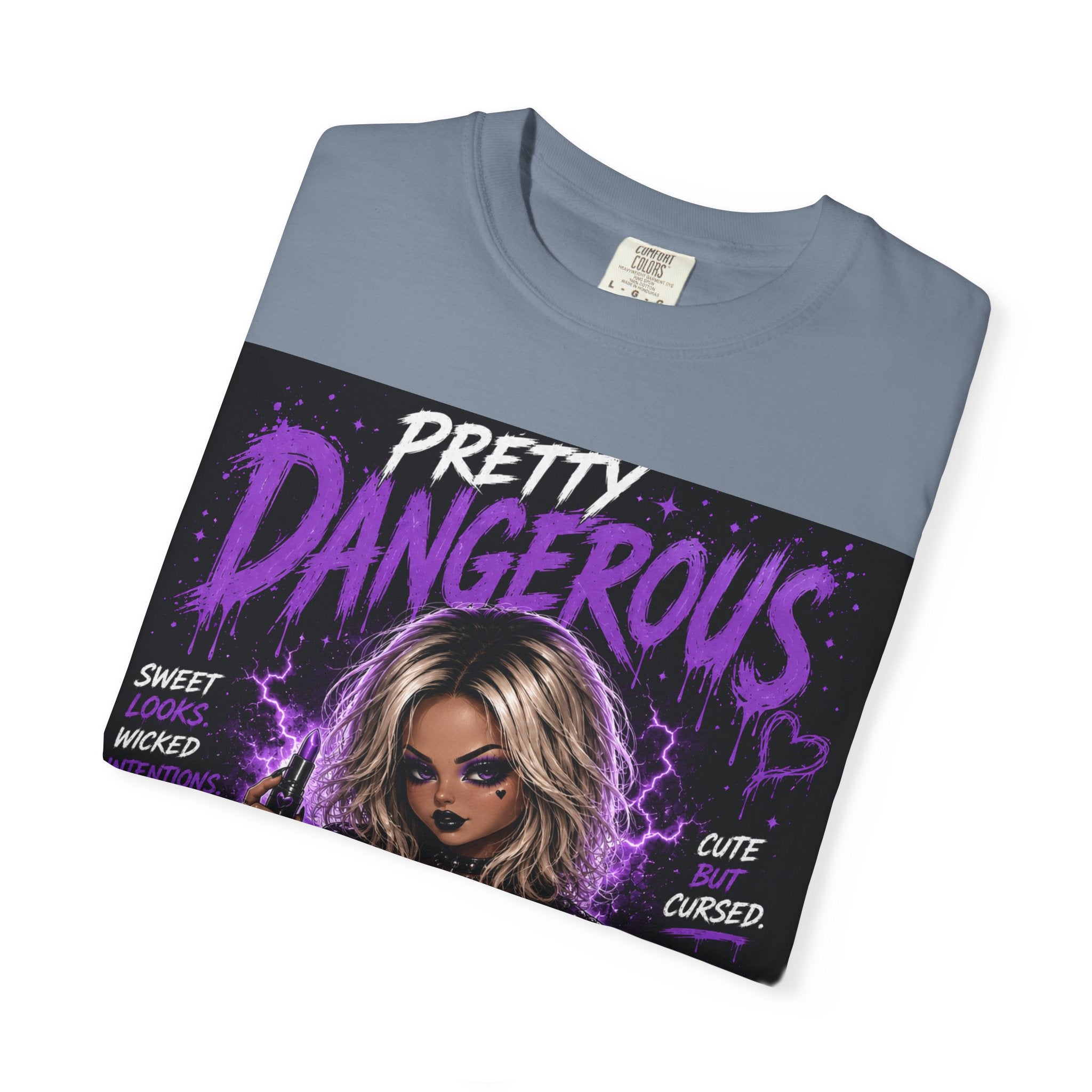 Camiseta "Cute But Cursed" de Pretty Dangerous — Camiseta gráfica gótica morada