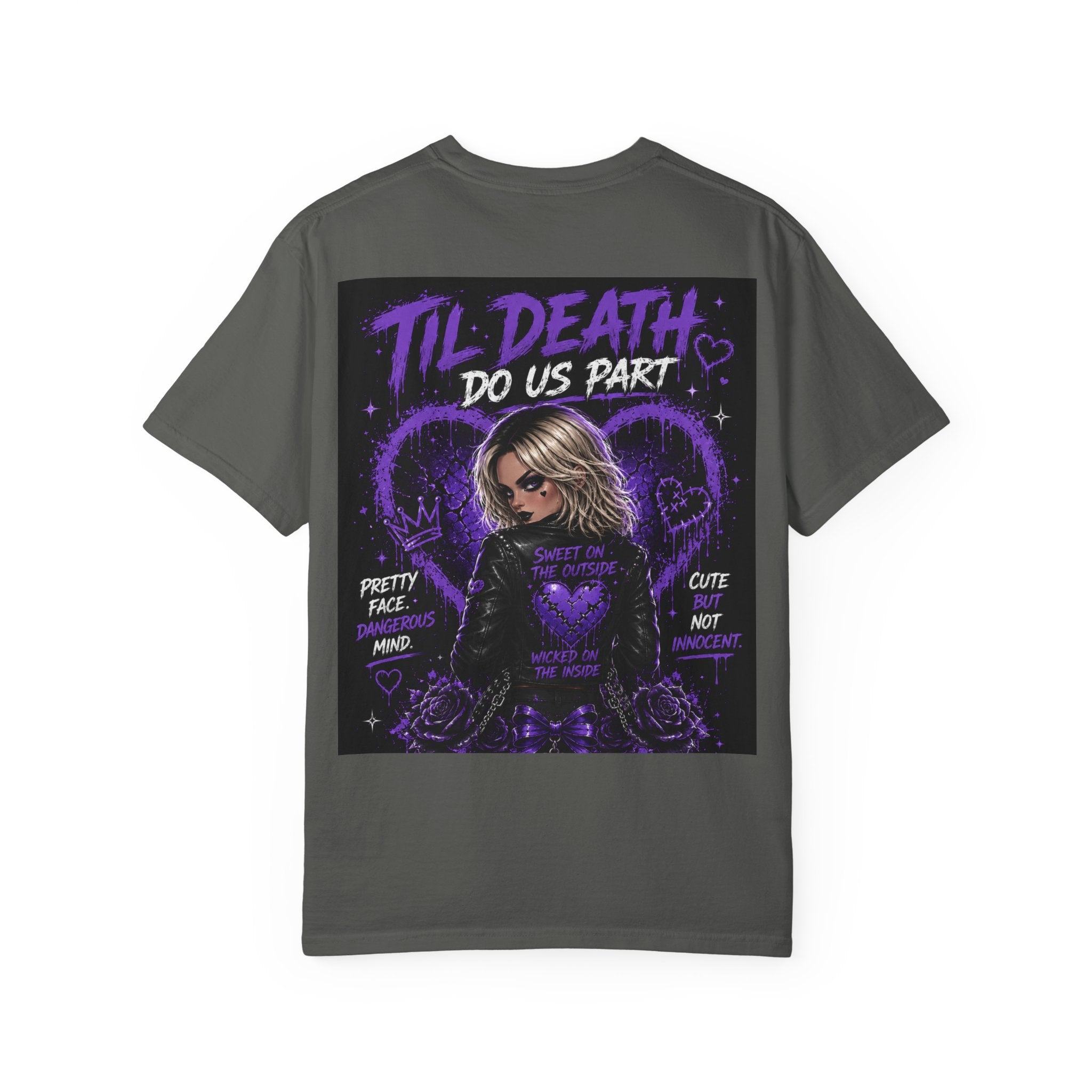 Camiseta "Cute But Cursed" de Pretty Dangerous — Camiseta gráfica gótica morada