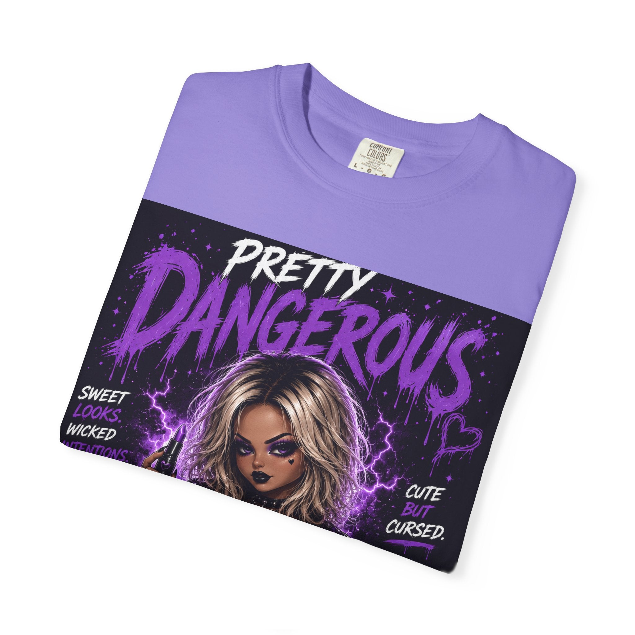 Camiseta "Cute But Cursed" de Pretty Dangerous — Camiseta gráfica gótica morada