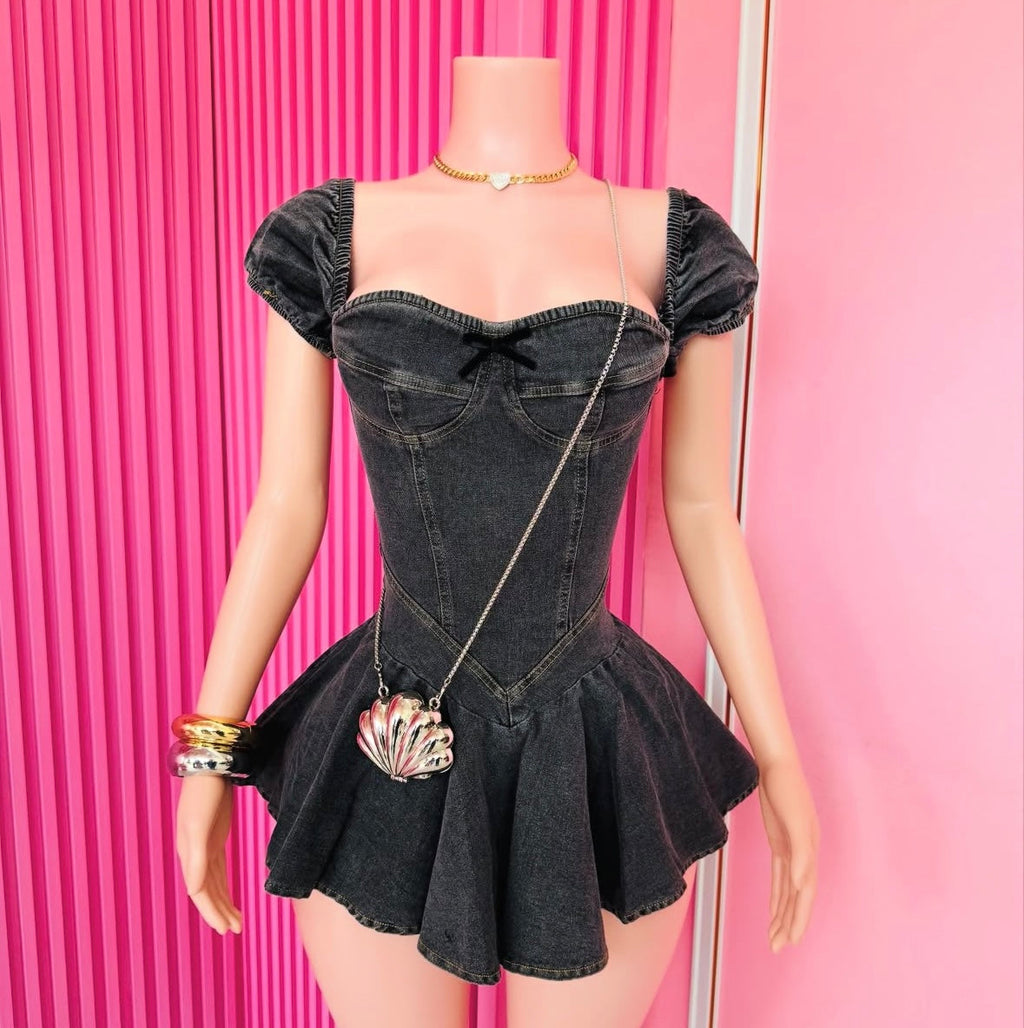Una muñeca con vestido de mezclilla