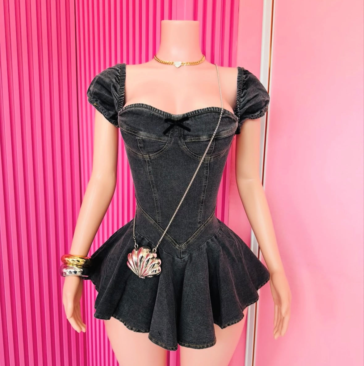 Una muñeca con vestido de mezclilla