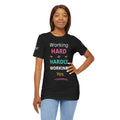 ¿Trabajando duro o casi sin trabajar? Camiseta - Divertida camiseta gráfica motivacional