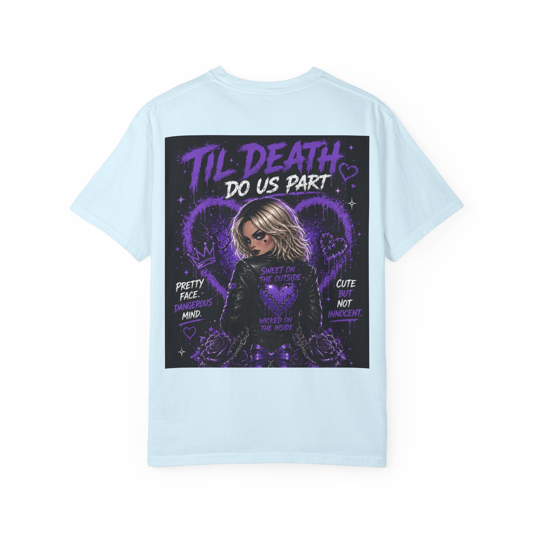 Camiseta "Cute But Cursed" de Pretty Dangerous — Camiseta gráfica gótica morada