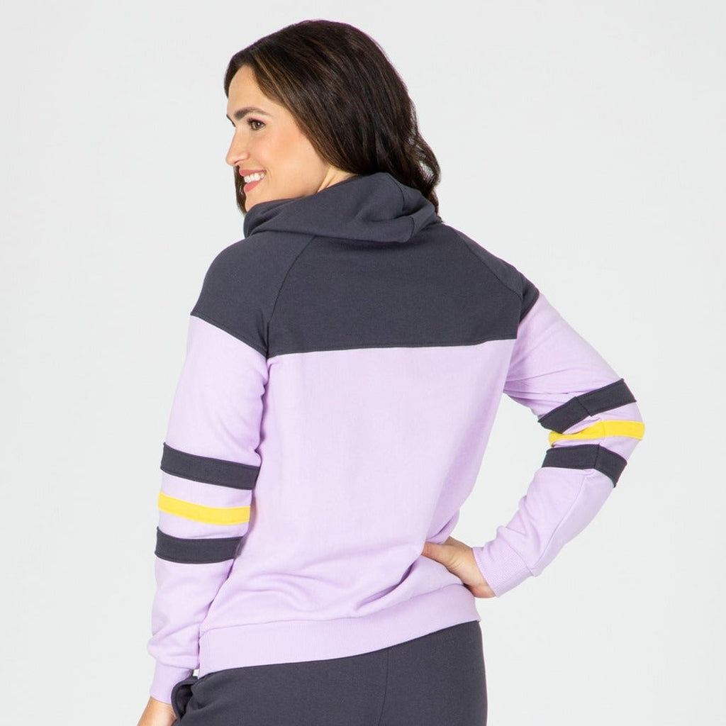 Sudadera con capucha y aplique cruzado de pata a rayas