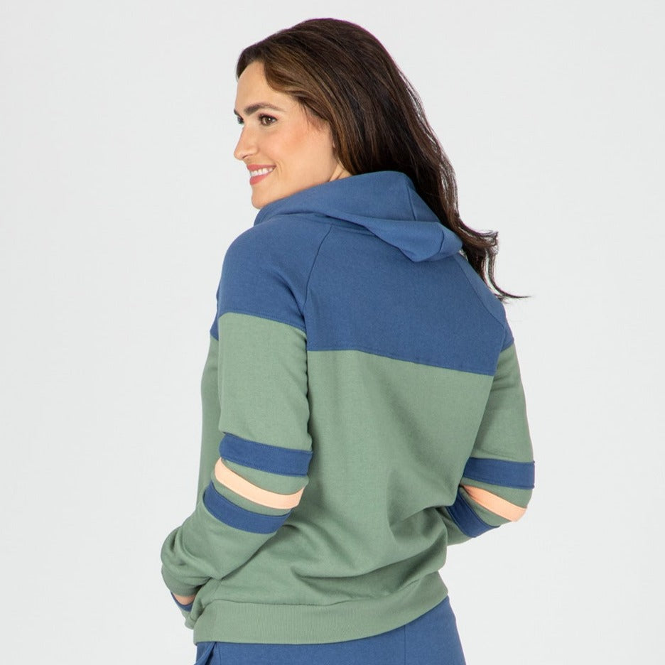 Sudadera con capucha y aplique cruzado de pata a rayas