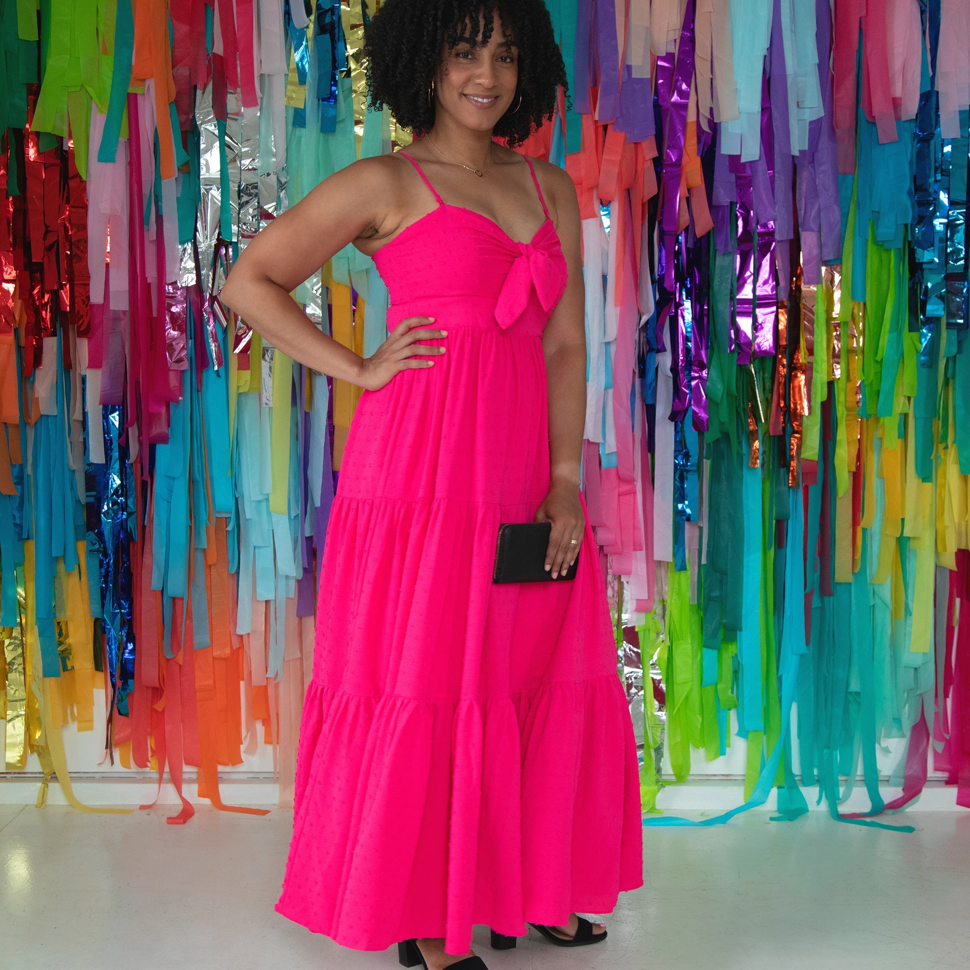 Vestido largo con lazo y abertura en el escote