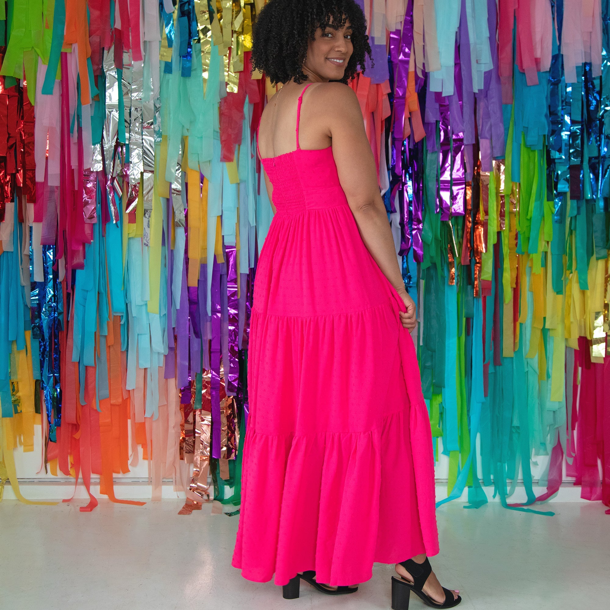 Vestido largo con lazo y abertura en el escote