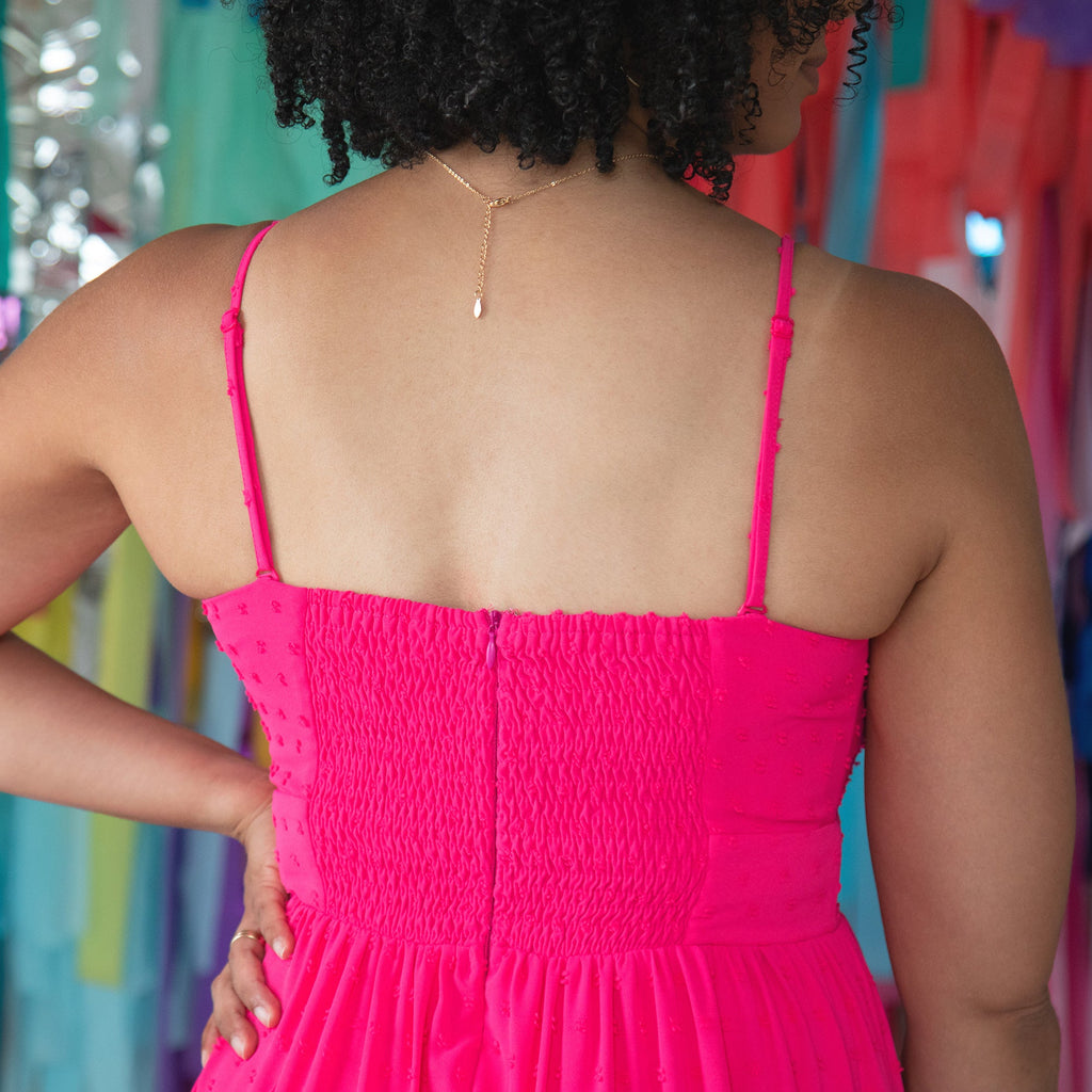 Vestido largo con lazo y abertura en el escote