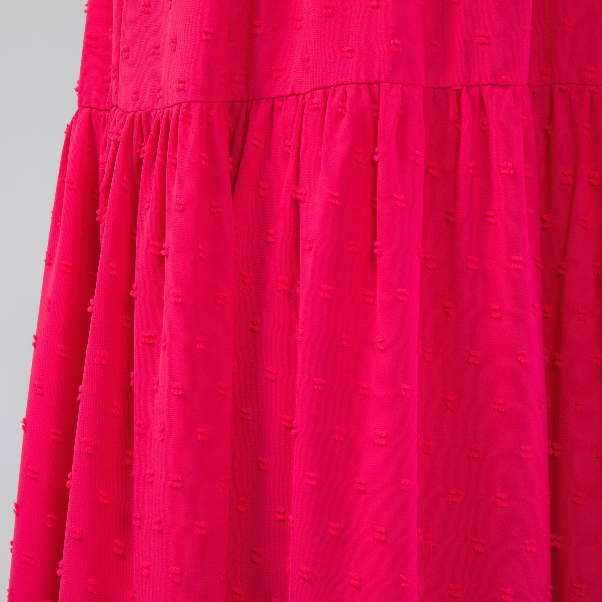 Vestido largo con lazo y abertura en el escote