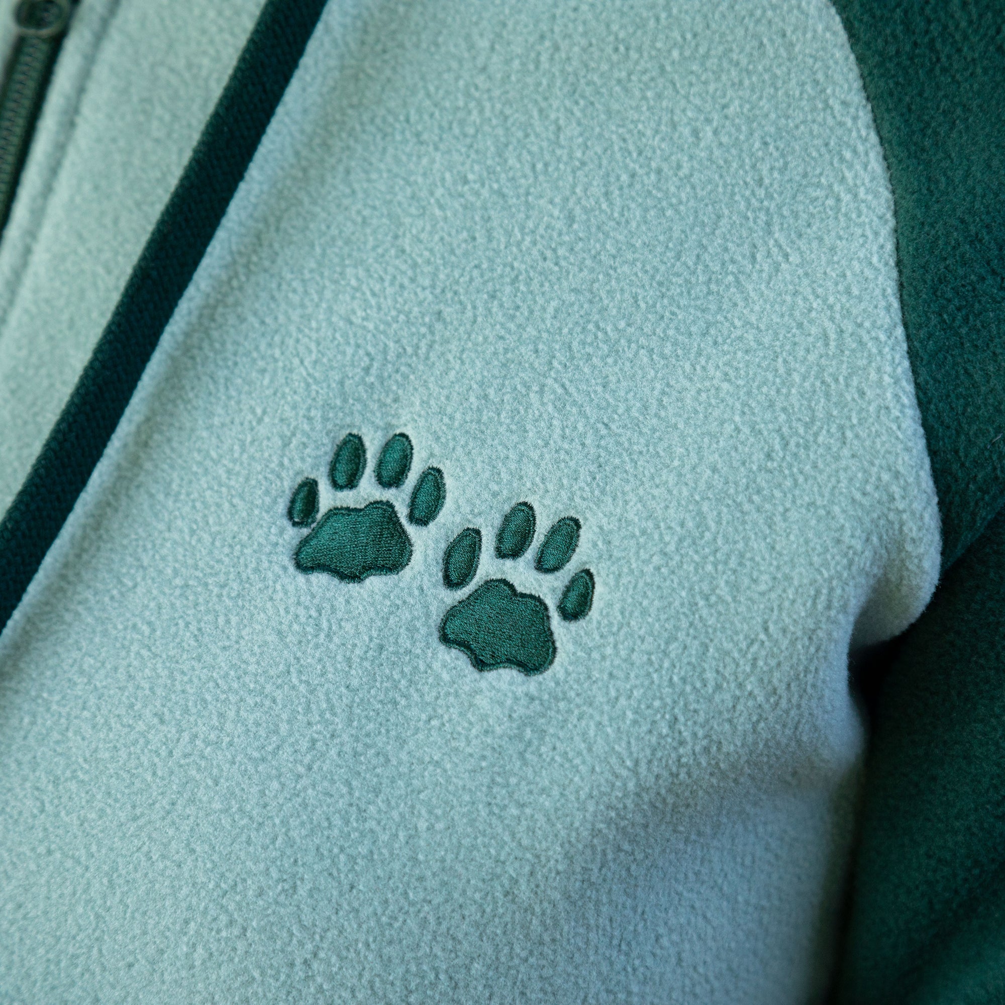 Chaqueta polar raglán con estampado de huella de pata