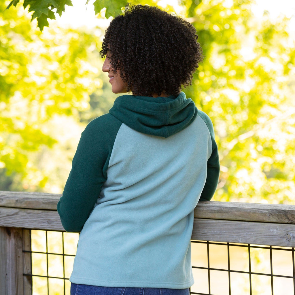 Chaqueta polar raglán con estampado de huella de pata