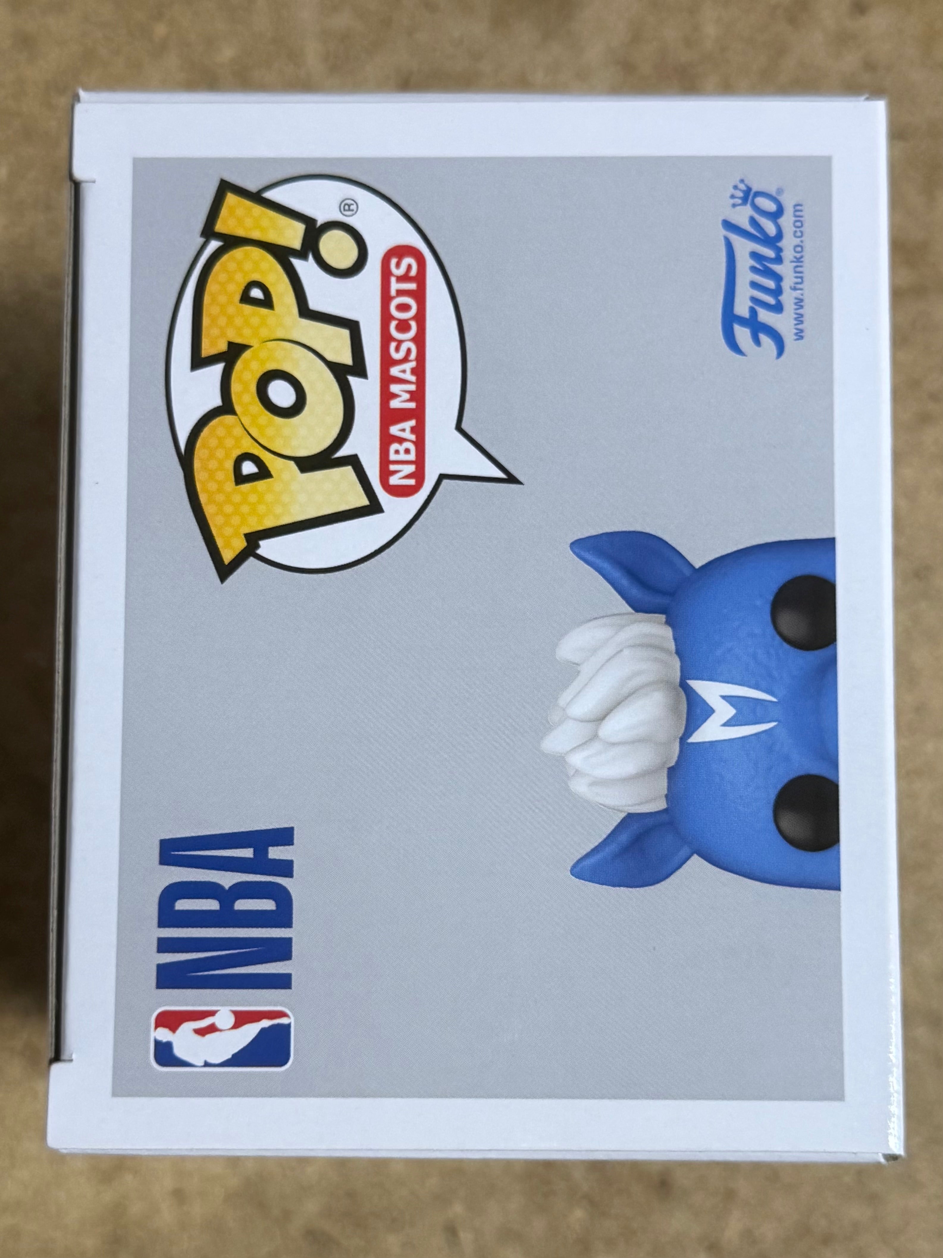 ¡Mark Cuban firmó el Funko Pop! #08 de la mascota Champ de los Dallas Mavericks de la NBA, con COA de JSA!