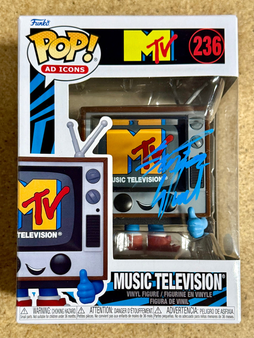 El músico Scooter Ward de Cold (banda) firmó el Funko Pop #236 de MTV de 2024 con JSA COA
