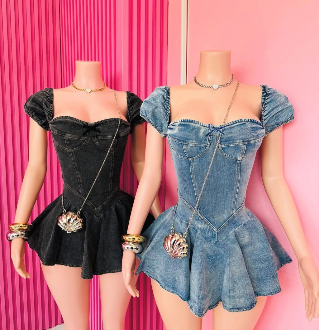 Una muñeca con vestido de mezclilla