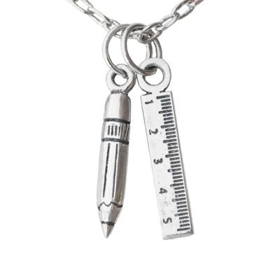 Un collar con la inscripción "Amor por aprender"