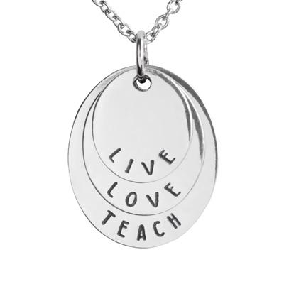 Un collar con la inscripción "Amor por aprender"